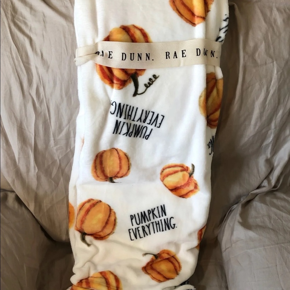 ❌SOLD❌Rae Dunn pumpkin everything throw